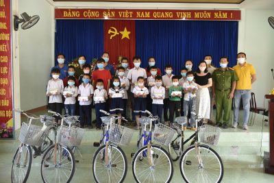 Công an tỉnh tặng xe đạp cho học sinh nghèo huyện Ia H’Drai