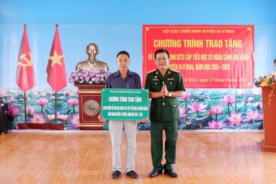 Trao tặng vở hỗ trợ học sinh DTTS có hoàn cảnh khó khăn